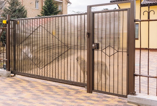 Купить ворота из профлиста с элементами ковки, с металлическими столбами в рамке или под дерево в Чапаевске от 156870 руб